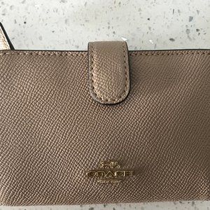 Coach Medium Corner Zip wallet